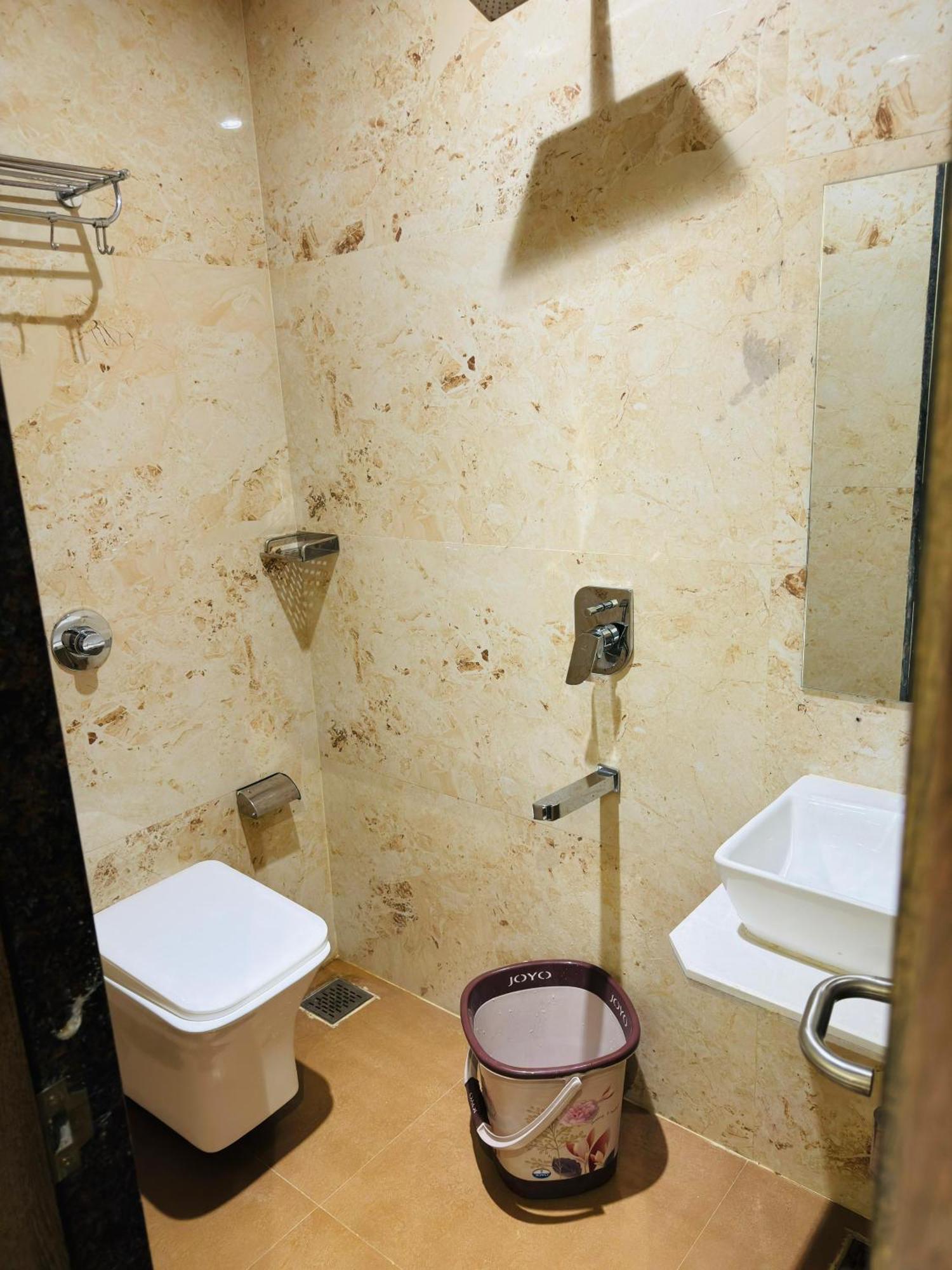 Hotel Amazing - Asalpha Metro Station Bombay